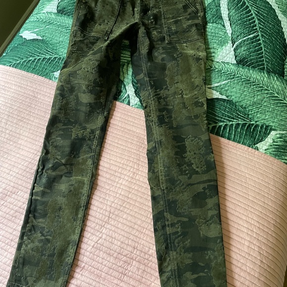 BRAND NEW GUESS CAMO CARGO PANT SZ XSMALL - Picture 7 of 15